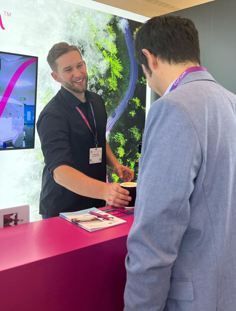 Barista reicht ein Kaffee am Stand