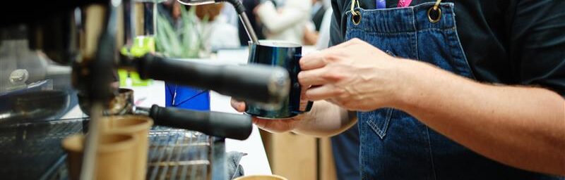 hände und eine Kanne