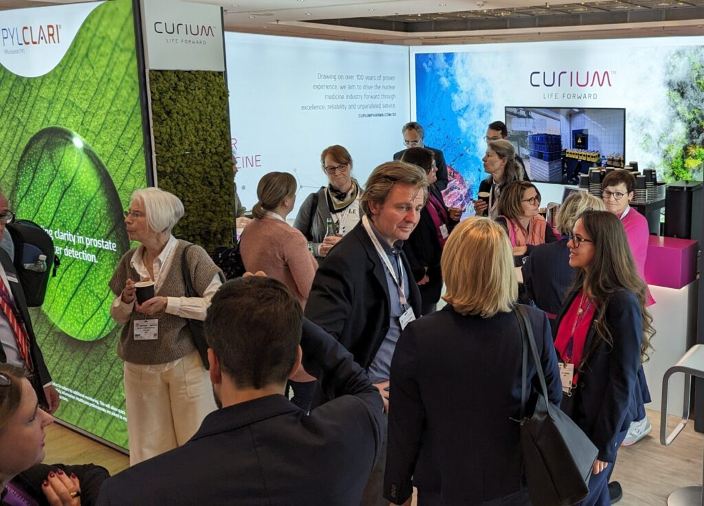 Kongress Stand mit vielen Gästen