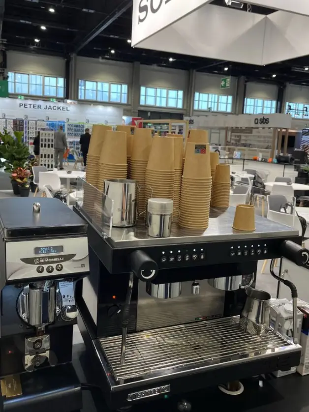 messestand mit Siebträgermaschine und Mühle