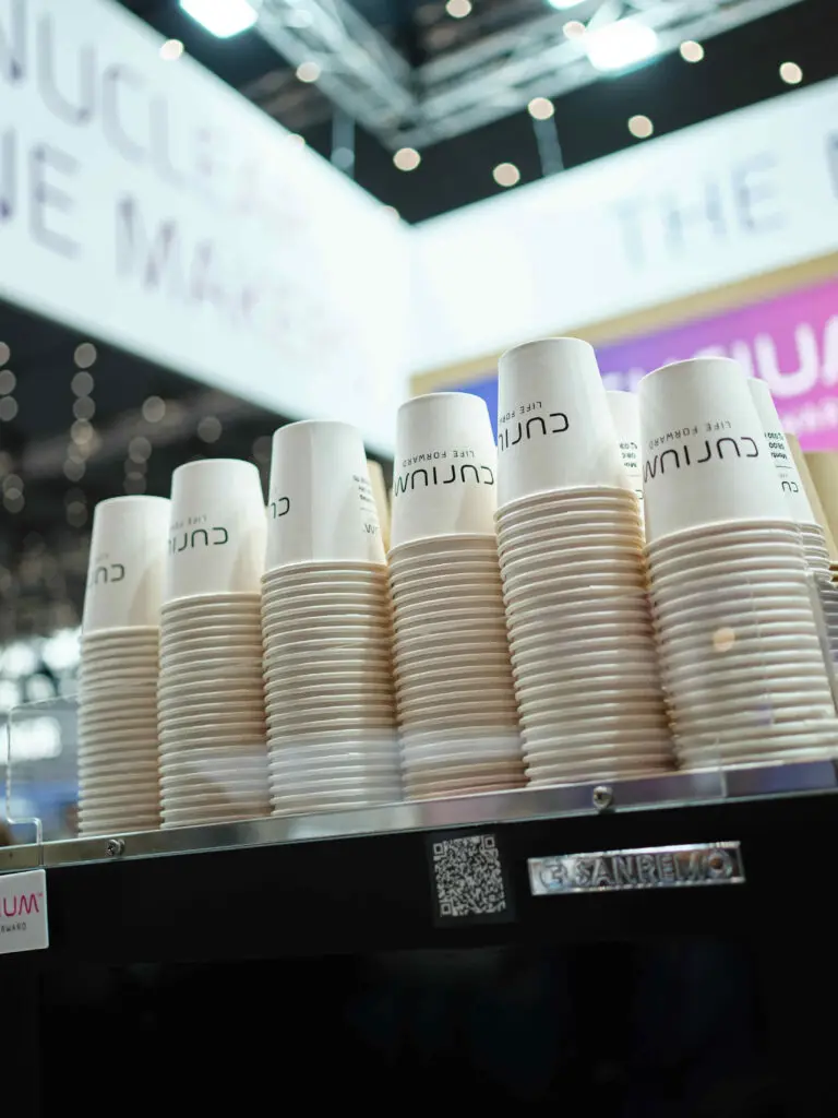 Siebträgermaschine mit Pappbechern darauf