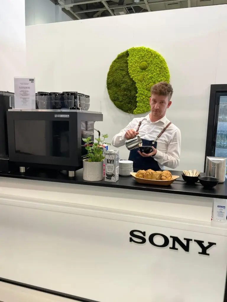 Barista bereitet bei einer Messe ein Kaffee zu