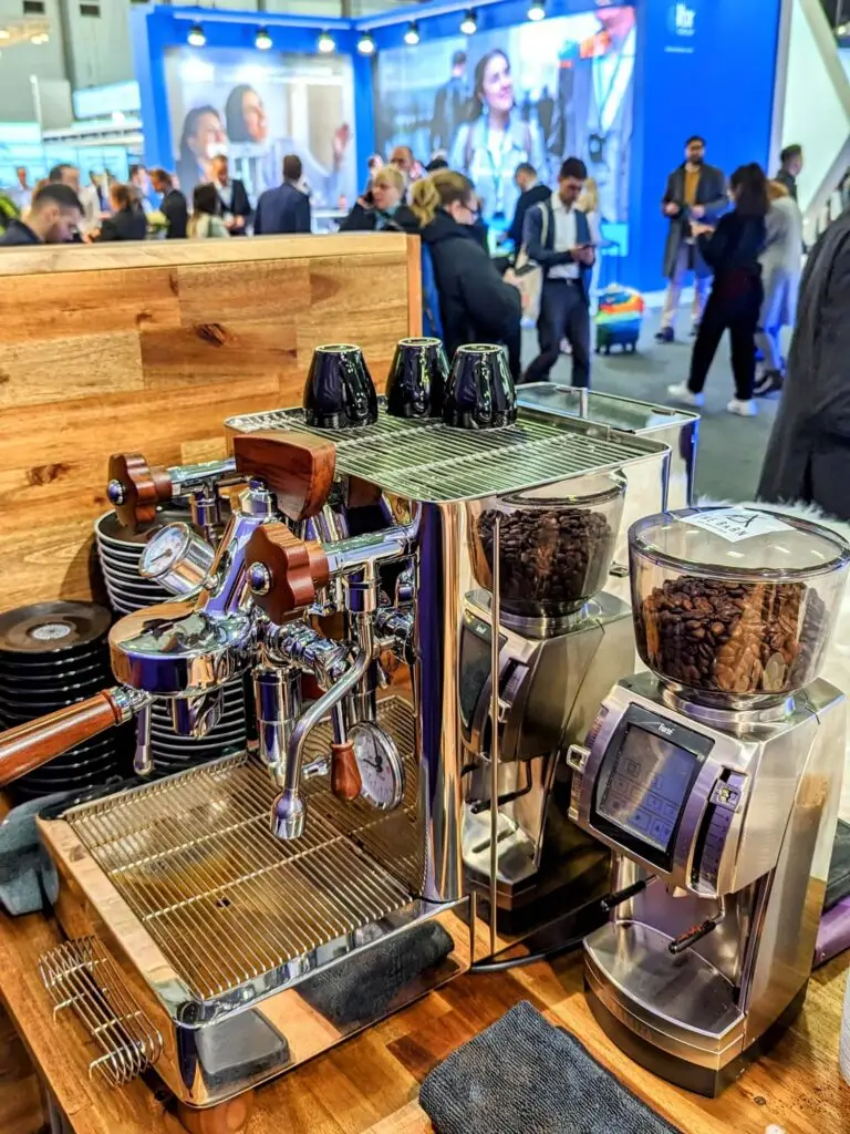 siebträgermaschine und mühle auf einem Stand