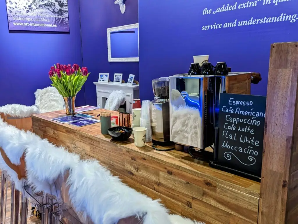 Messestand mit theke und Kaffeemaschine Darauf