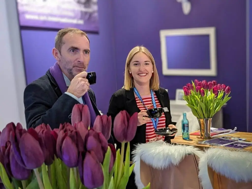 Messestand mit Gästen die Kaffee trinken