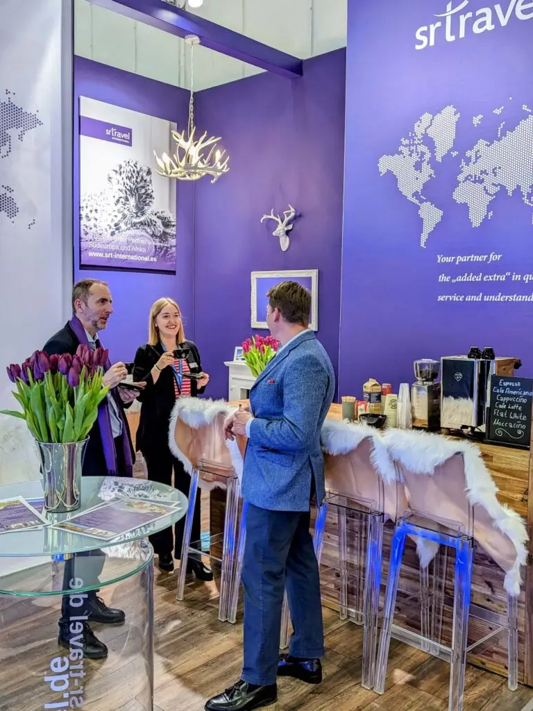Messestand mit gästen die kaffee trinken