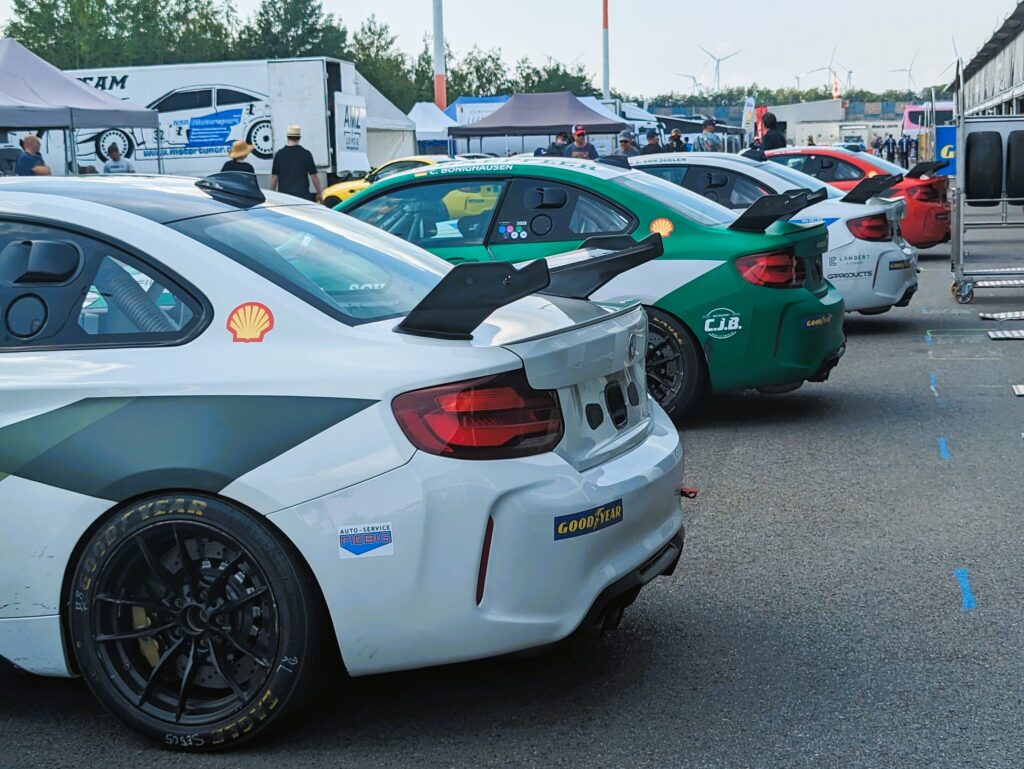 BMW M2 autos stehen in einer reihe