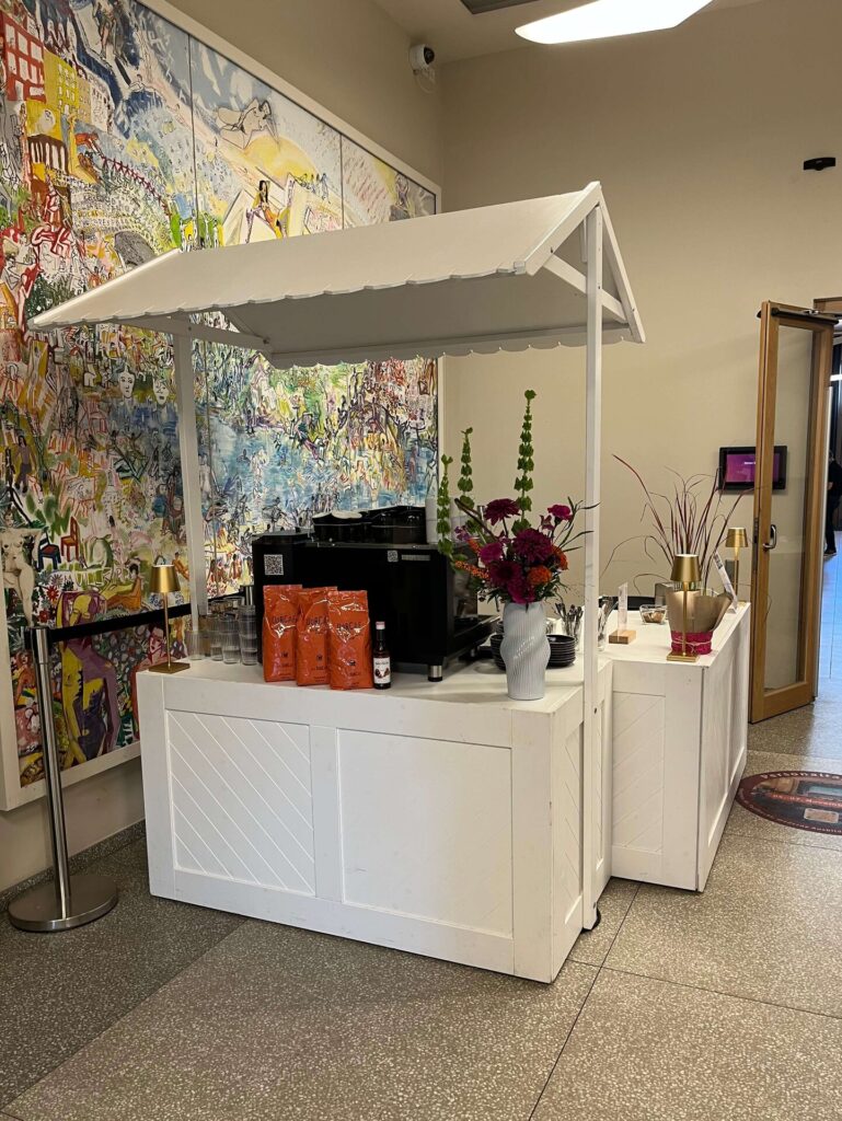 weiße kaffee bar mit einer siebträgermaschine