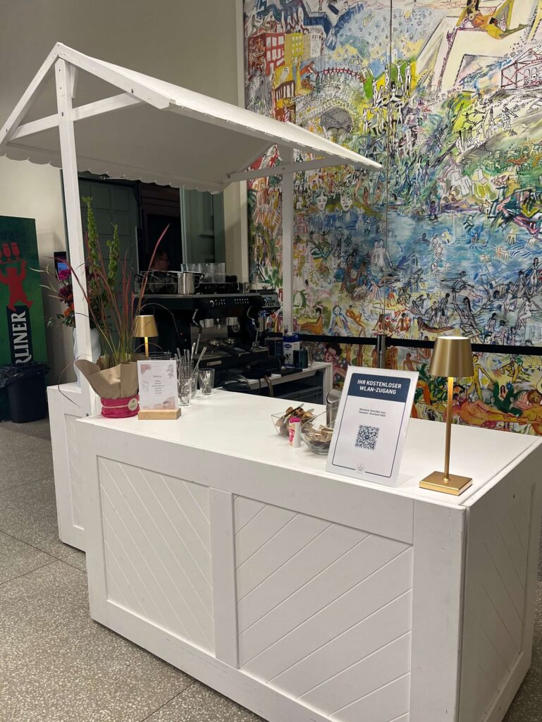 weiße kaffee bar mit einer siebträgermaschine